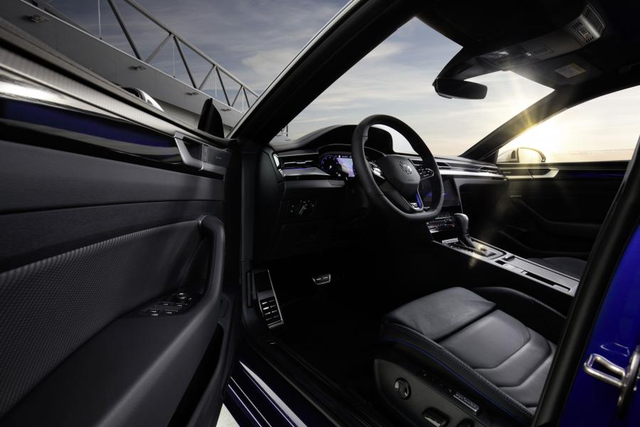 Интерьер Volkswagen Arteon Shooting Brake R 2020 года  (WW) (фото 9 из 33)